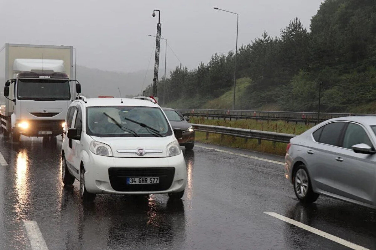 Polis ekipleri tarafından sürücüler Abant gişelerinden D-100 karayoluna yönlendiriliyor.<br><br>