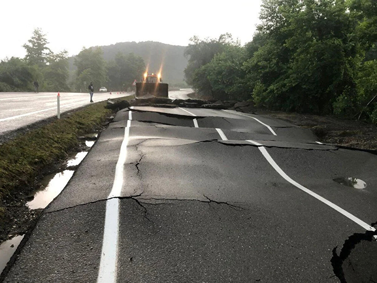 Kara yolunun çift yönlü trafiğe kapatıldığı aktarılan açıklamada, ivedilikle bölgeye sevk edilen ekiplerin çalışmalara başladığı kaydedildi.<br><br>