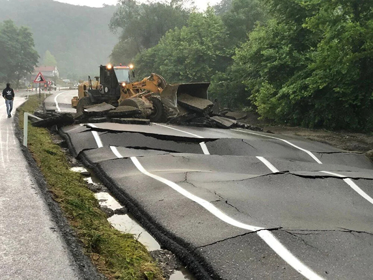Karabük Valiliğinden yapılan açıklamada, kara yolunun Kabaklı mevkisinde, sel nedeniyle çökme meydana geldiği belirtildi.<br><br>