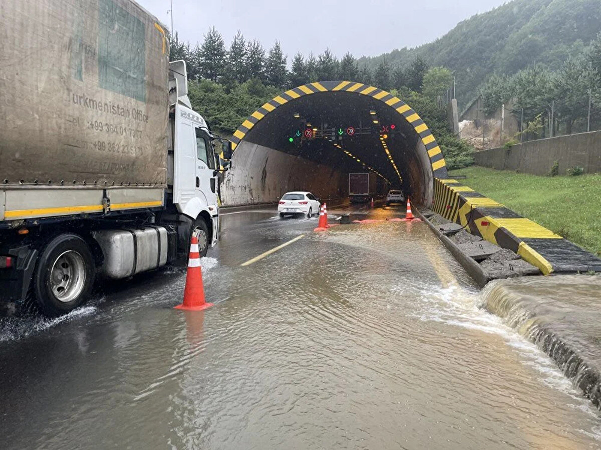 TEM OTOYOLU ANKARA-İSTANBUL YÖNÜ TRAFİĞE KAPATILDI<br>Ulaştırtma Bakanlığı, otoyolun Ankara-İstanbul istikameti sağanak ve heyelan nedeniyle trafiğe kapatıldığını duyurdu.<br><br>Ulaştırma ve Altyapı Bakanı Abdulkadir Uraloğlu, Twitter hesabından konuya ilişkin açıklama yaptı.<br><br>Uraloğlu paylaşımında, "Yoğun yağıştan dolayı Bolu Dağı Tüneli'nden sonra TEM Otoyolu'nda da meydana gelen heyelan sebebiyle Ankara-İstanbul yönü trafiğe kapanmıştır. Ankara'dan İstanbul'a giden sürücülerimiz Abant gişelerinden D-100'e yönelmiş ve o güzergahta yoğun bir trafik oluşmuştur. Ankara'dan İstanbul'a gidecek olan yol kullanıcılarının ikinci bir duyuruya kadar Ankara-Eskişehir-Bilecik-Sakarya istikametini kullanmaları gerekmektedir." ifadelerine yer verdi.