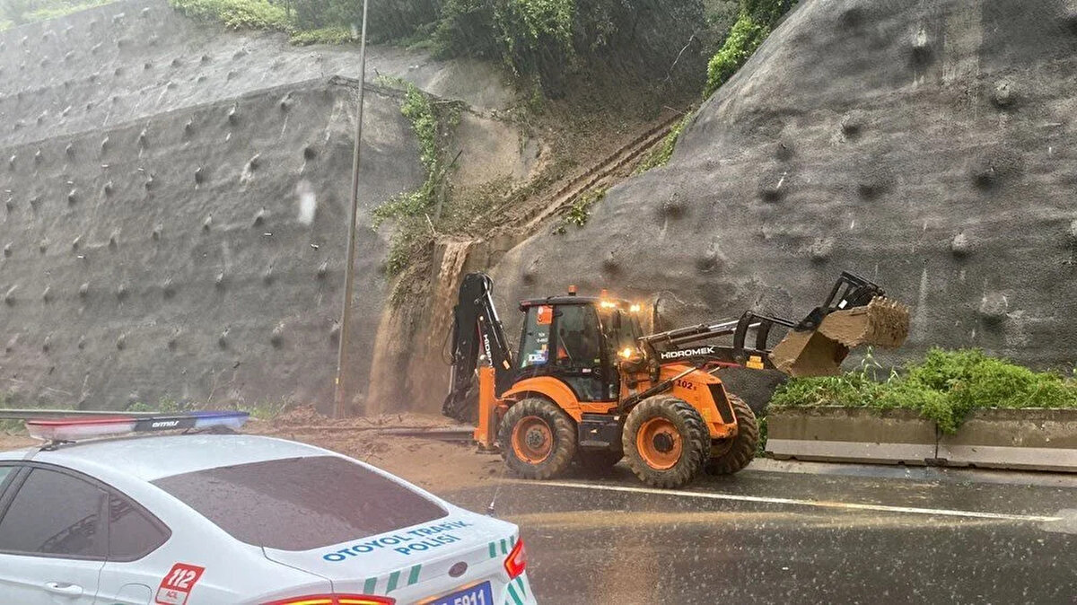 Kontrolden çıkan TIR, aynı yöndeki iki otomobile çarptı.<br><br>