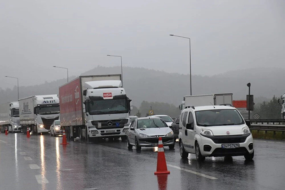 Yolun 3 şeritten 2'ye düşürüldüğü otoyolda uzun araç kuyrukları oluştu.<br><br>