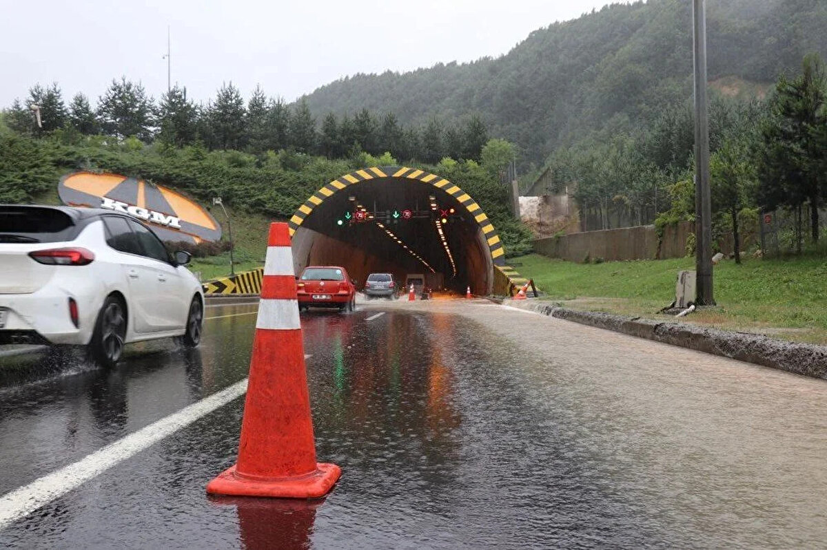 Su tahliye çalışmaları devam ederken tünelin İstanbul istikameti de trafiğe kapatıldı.<br><br>