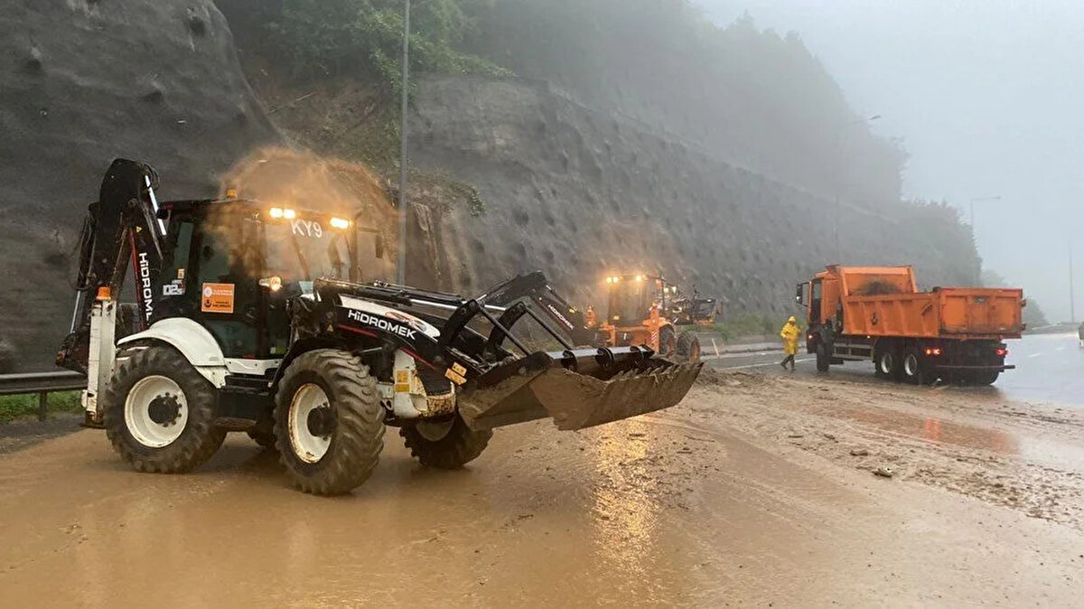 TEM otoyolunun Düzce kesiminde ise dağ yamacından kopan kayaların TIR'a çarpması sonucu zincirleme trafik kazası meydana geldi.<br><br>