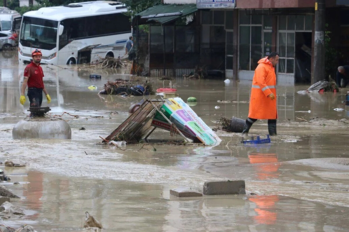 DÜZCE'DE ENGELLİ VE HAMİLE KAMU ÇALIŞANLARINA SEL İZNİ<br>Düzce'de etkili olan sağanak nedeniyle mazereti olan engelliler ile hamile kamu çalışanlarının 1 gün idari izinli olacağı bildirildi.<br><br>Valilikten yapılan açıklamaya göre, kentte devam eden kuvvetli yağış sel ve taşkınlara yol açtı.<br><br>Bu çerçevede, 10 Temmuz Pazartesi günü mazereti olan engelliler ile hamile kamu çalışanlarının idari izinli olması kararı alındı.