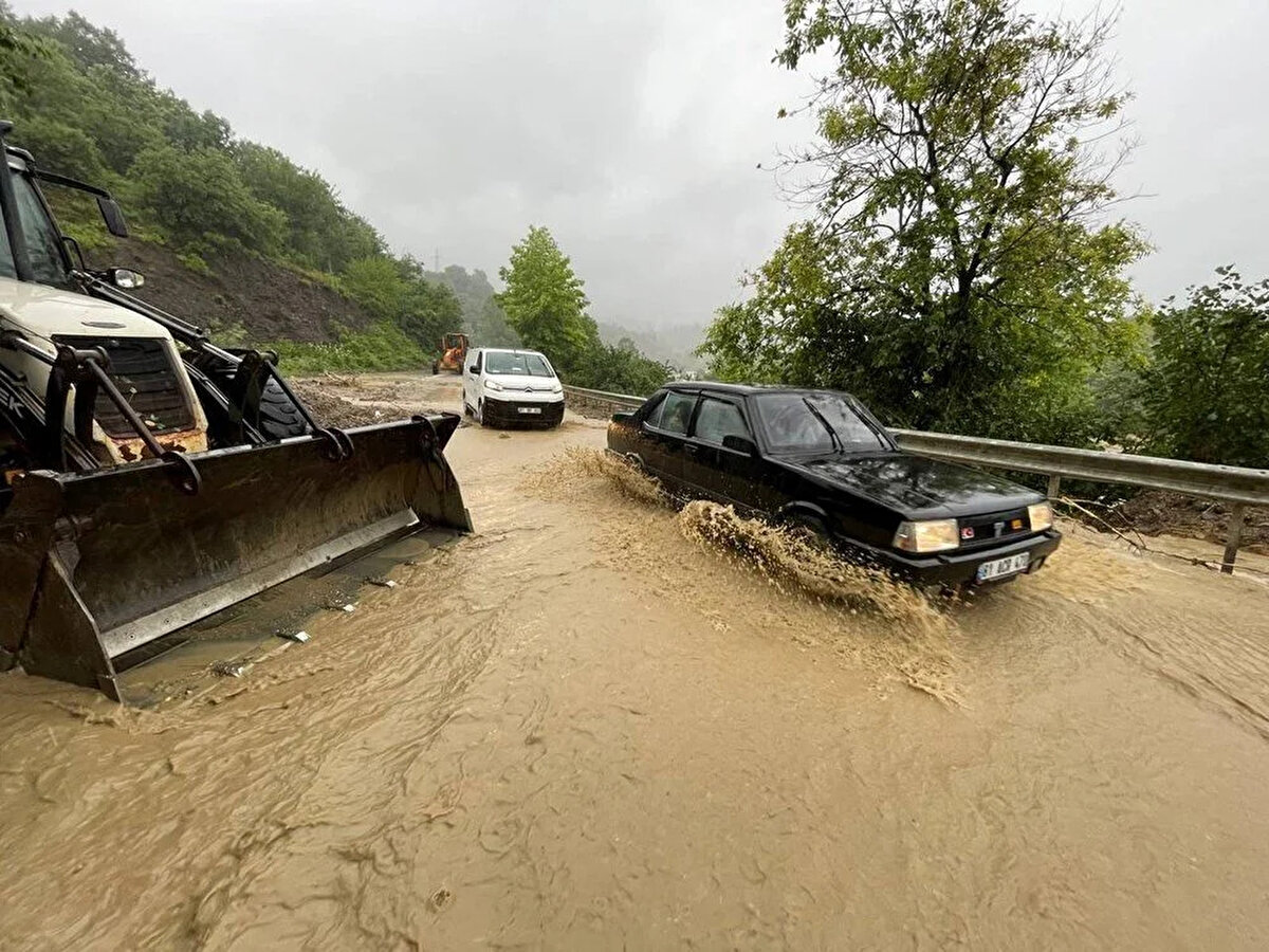 ZONGULDAK'TA BAZI İLÇELERE ELEKTRİK VERİLEMİYOR<br>Zonguldak Valiliği, trafo merkezlerinin su altında kalması nedeniyle Çaycuma, Gökçebey, Devrek ve Karadeniz Ereğli'nin bir kısmına geçici olarak enerji verilemediğini bildirdi.