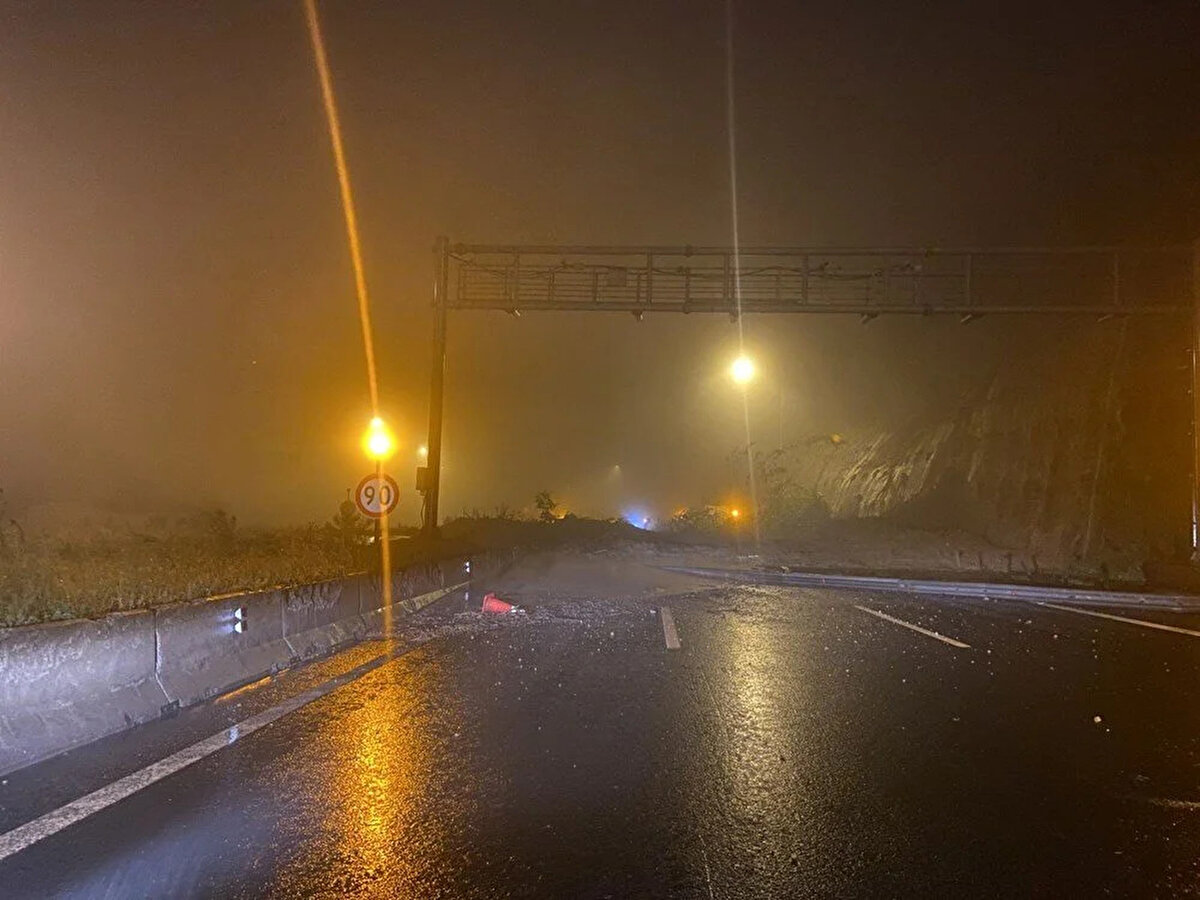 Ankara-Bolu-İstanbul yönünü kullanacakların, Eskişehir istikametini tercih etmeleri ya da yağışın olumsuz etkisi geçene kadar ilde beklemeleri yönünde tavsiyede bulunuldu.<br><br>Yolcuların zorluk yaşamaması için de Ankara Emniyet Müdürlüğü Bölge Trafik Şube Müdürlüğü ekiplerince, Kahramankazan gişelerinin önünde tedbir alınarak geçişlere izin verilmediği görüldü.