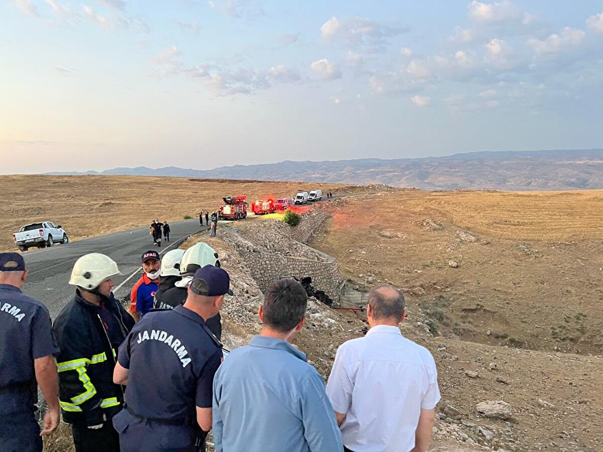 Vücutlarında yanıklar oluşan ve ağır yaralanan kamyondaki O.Ö. (43 ) ve V.Ö. (20), ilk müdahalelerinin ardından Batman Eğitim ve Araştırma Hastanesi yoğun bakım ünitesinde tedaviye alındı.