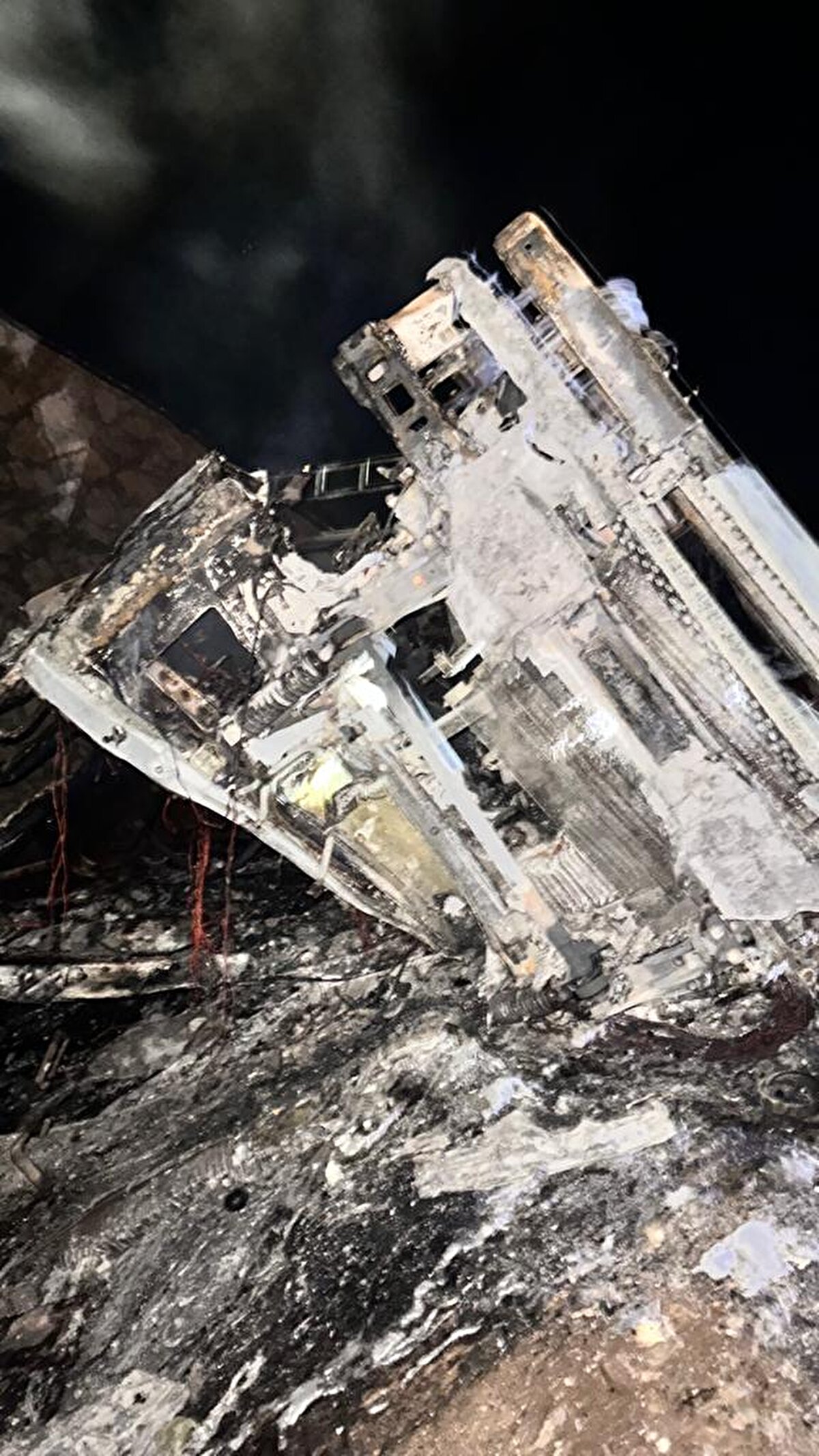 Gerçüş ilçesinden Batman'a seyir halinde olan A.Ö. (27) yönetimindeki buğday yüklü 33 CZR 97 plakalı kamyon, kontrolden çıkarak şarampole yuvarlandı.