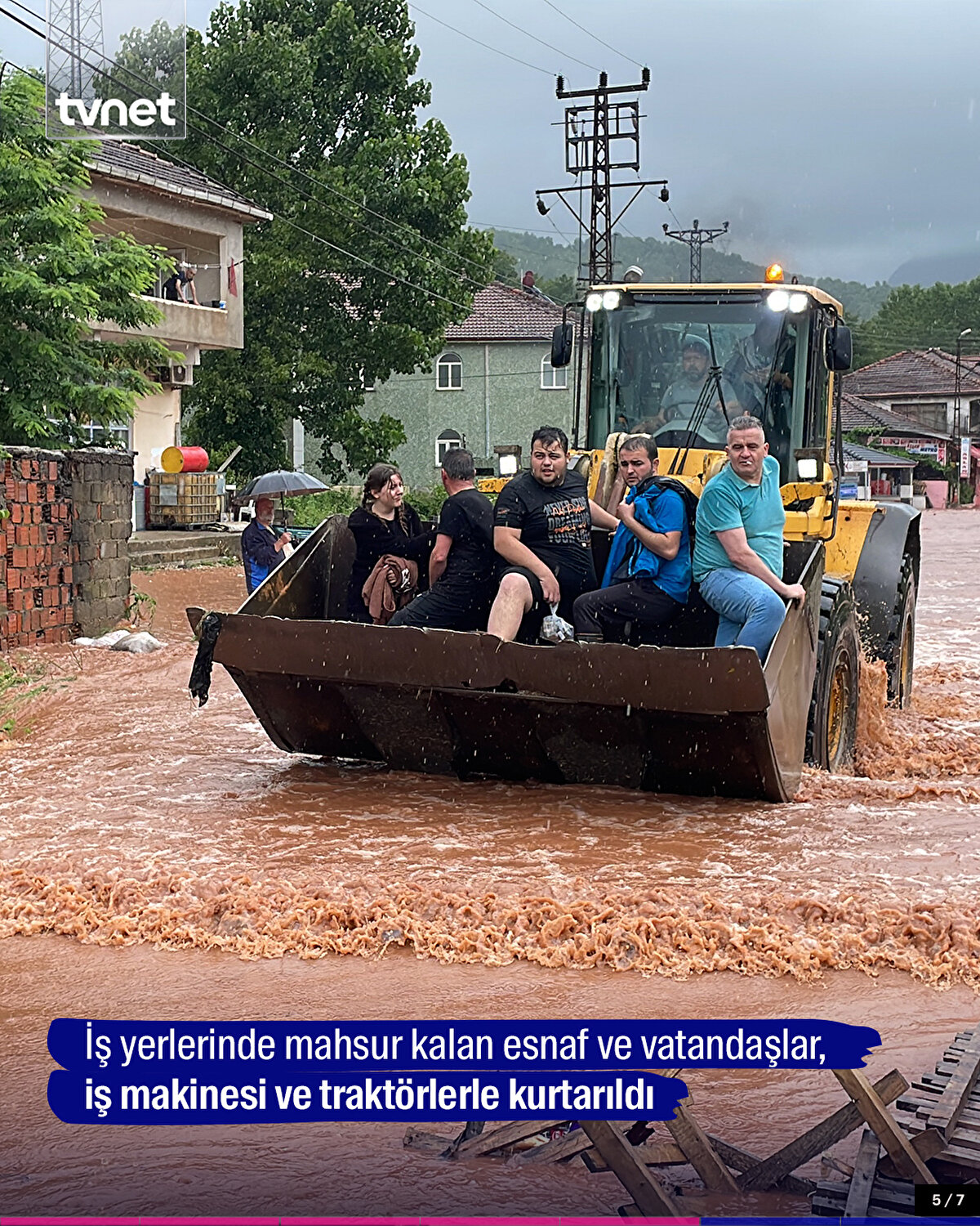 İş yerlerinde mahsur kalan esnaf ve vatandaşlar, iş makinesi ve traktörlerle kurtarıldı