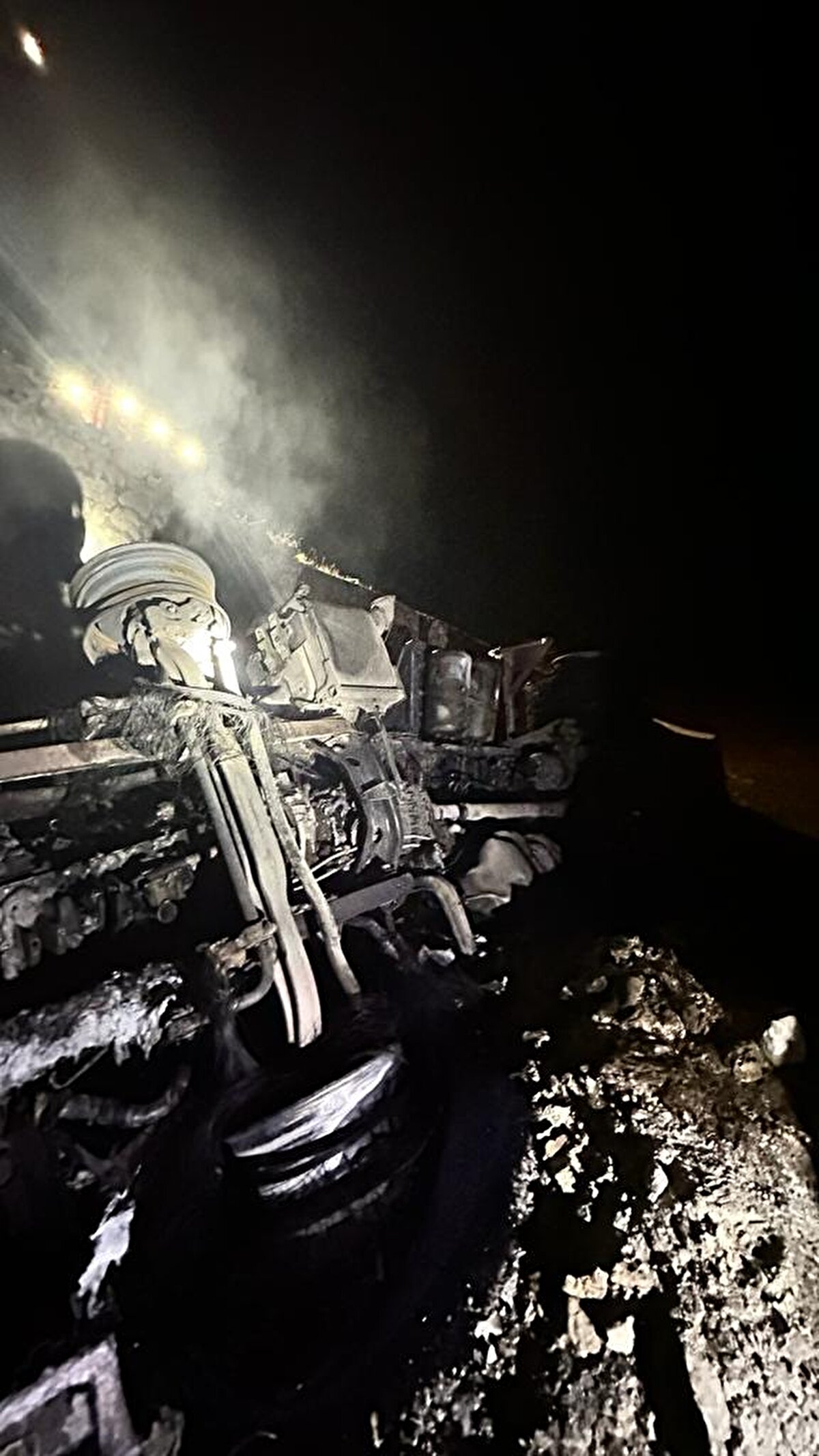 Vali Ekrem Canalp da sabah saatlerinde olay yerine giderek, yetkililerden kaza ile ilgili bilgi aldı.