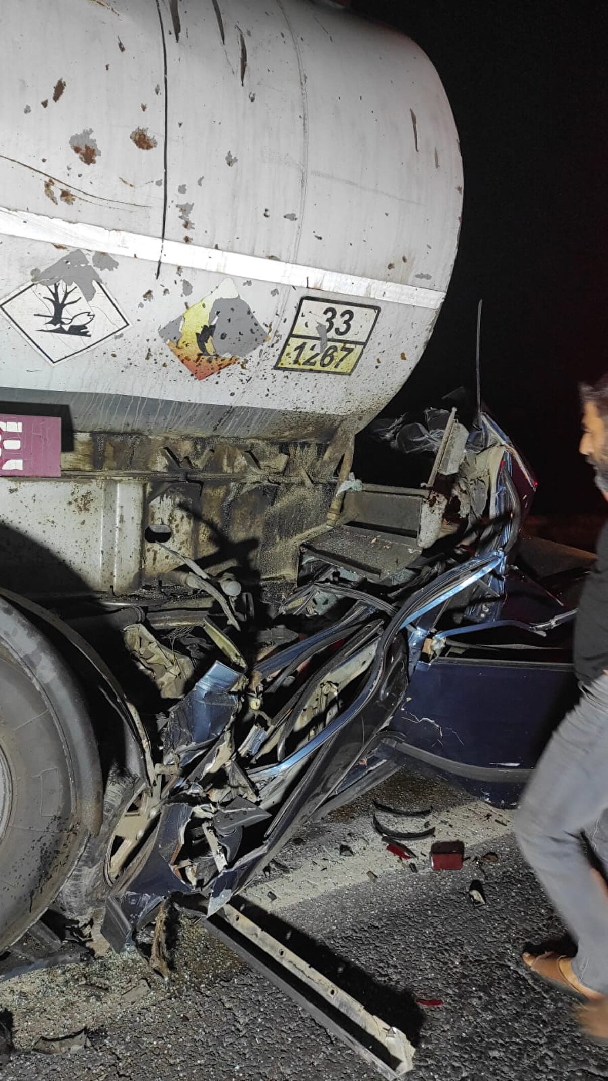 İhbarla bölgeye çok sayıda ekip gönderildi. Kazada sürücü Kılıç ile yanındaki Ö.K. (25) ve E.B. (19) hayatını kaybetti.