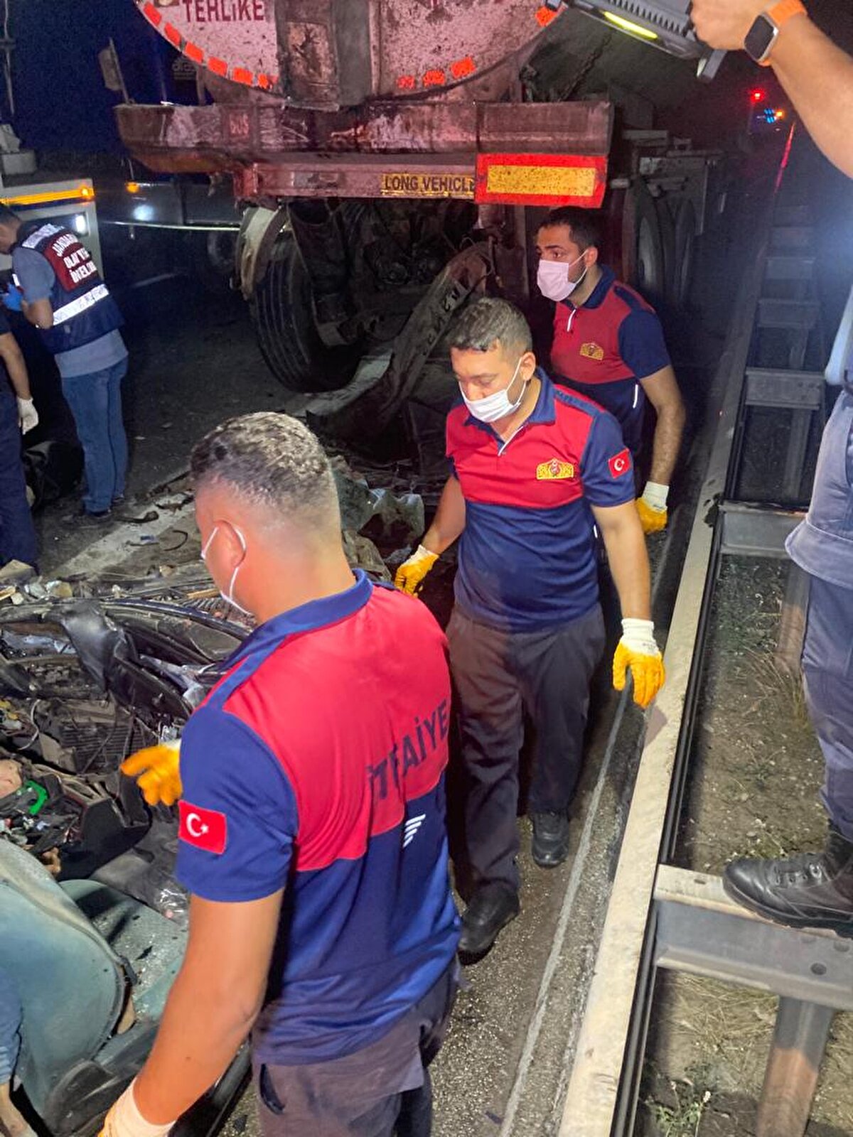 Sıkışan cenazeler, ekiplerce çıkartılıp, Osmaniye Devlet Hastanesi morguna kaldırıldı. 