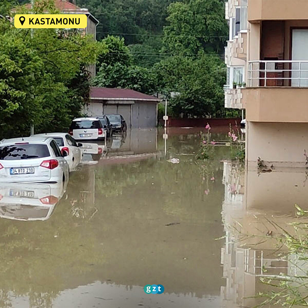Kastamonu'nun Cide ilçesinde sağanak nedeniyle su taşkını meydana geldi.