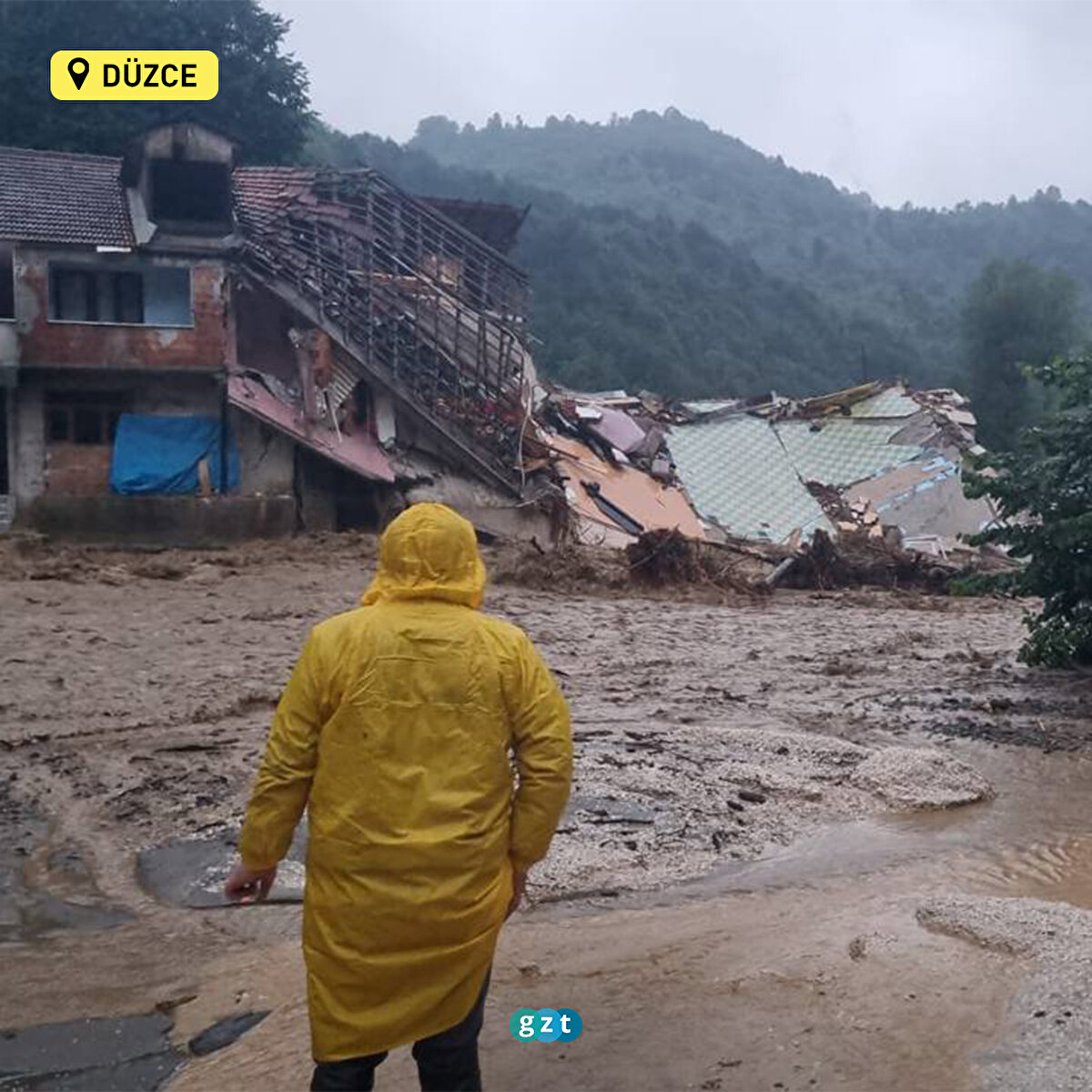 Düzce'de etkili olan sağanak nedeniyle Düzce-Yığılca yolu ulaşıma kapatıldı, ilçedeki bazı köyleri su bastı.