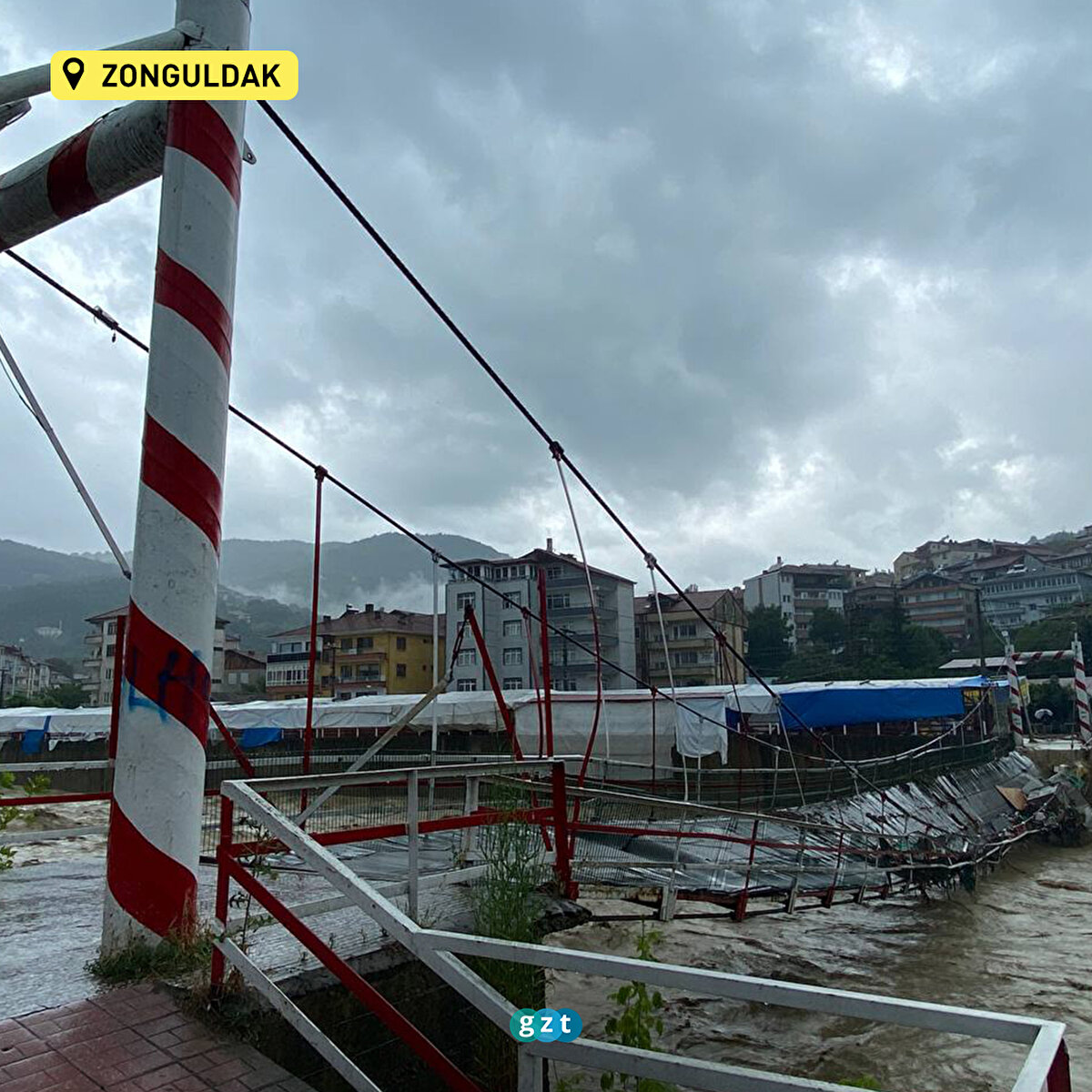 Zonguldak’ın Devrek ilçesinde etkili olan kuvvetli yağış nedeniyle asma köprü çöktü.