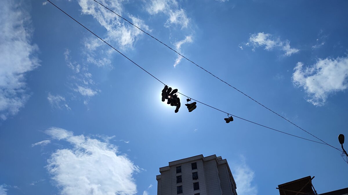 Tellere asılı halde duran ayakkabıların bir kısmı ise duruyor.