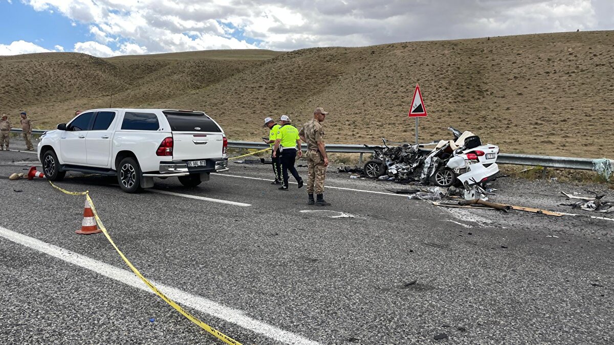 Bir kişinin hayatını kaybettiği kazada yaralanan 12 asker, ambulanslarla kentteki hastanelere kaldırıldı.<br><br>
