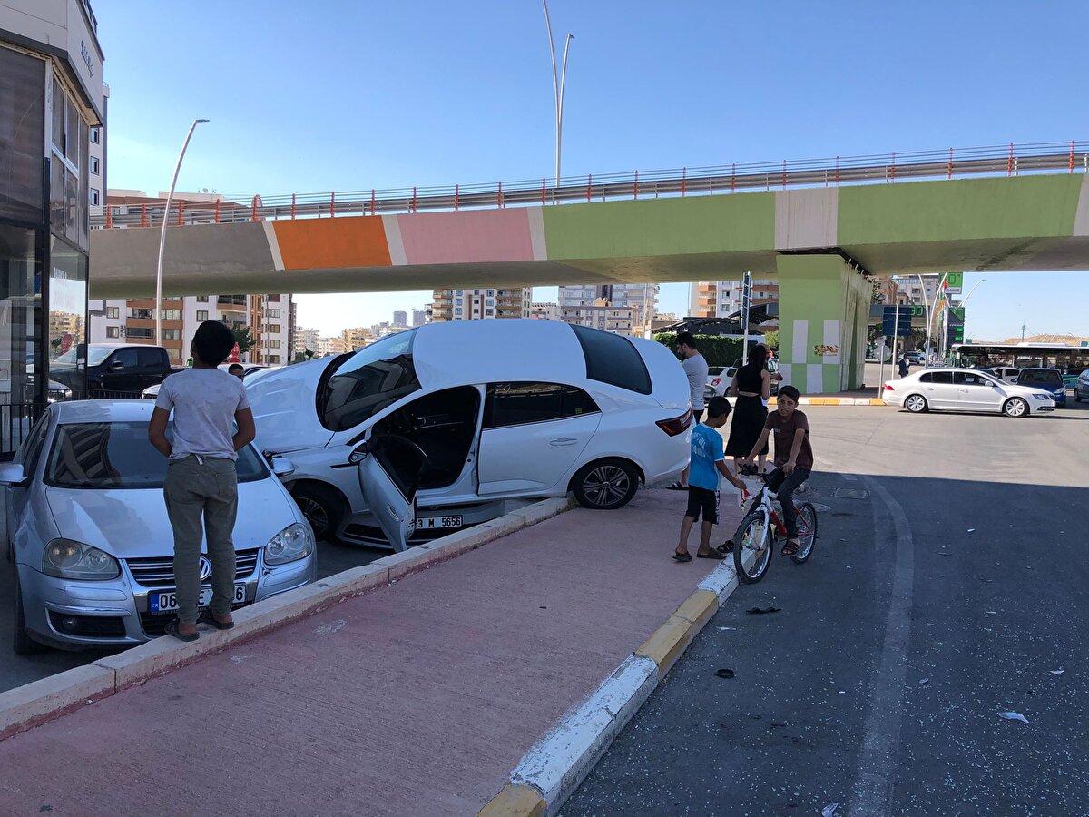 İddiaya göre, ismi öğrenilemeyen sürücü, kullandığı 21 ADZ 695 plakalı otomobille kontrolsüz girdiği kavşakta seyir halindeki halk otobüsüne çarptı.