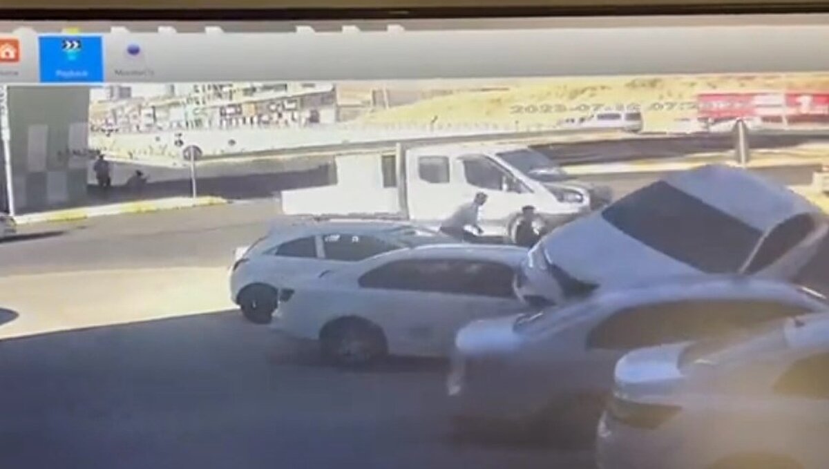 3 otomobilin hasar gördüğü kaza, iş yerinin güvenlik kamerasına yansıdı. Kazayla ilgili soruşturma başlatıldı. 