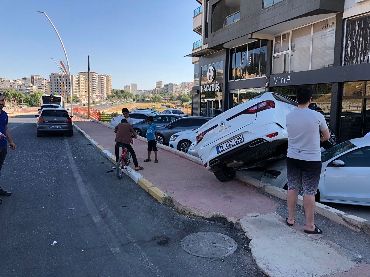 Kaza, öğle saatlerinde, Narlıdere Kavşağı'nda meydana geldi.