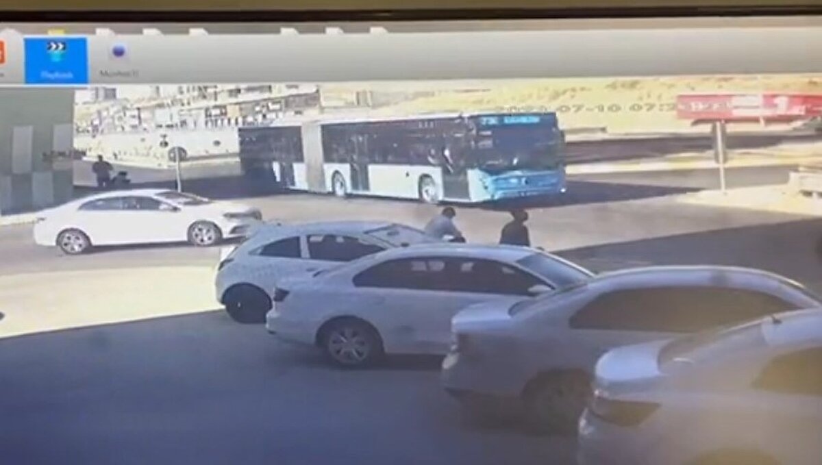 Sürücüsünün direksiyon hakimiyetini kaybetmesiyle otomobil, yol kenarında park halindeki 2 aracın üzerine çıkıp durdu. 