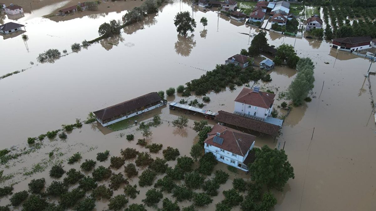 Eren Mahallesi'nin üst kısmında Abdal Deresinin Devlet Su İşleri'nin yaptığı duvarı yıkması sonucu mahalleyi su bastığını aktaran Ünlü, ilk etapta yağışın Piraziz ve Bulancak ilçelerini etkilediğini kaydetti.<br><br>Ünlü, taşkın yaşanan bölgelerde ekiplerin çalışmalarını sürdürdüğünü dile getirerek, "Çok şükür can kaybımız yok, mahsur kalan vatandaşlarımızı kurtardık." dedi.