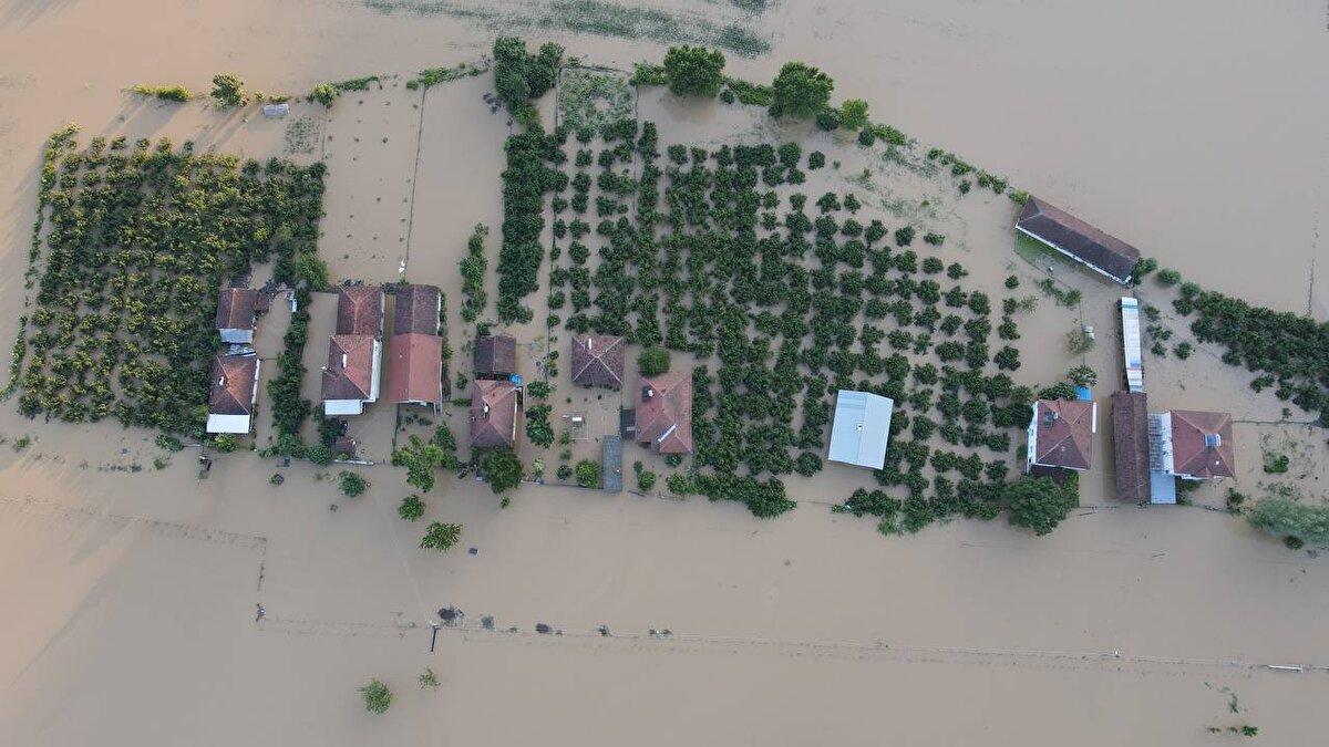 Yağlıdere ilçesinde ise Sağsıağzı Deresi'nin bazı bölümlerinde, taşkın koruma duvarını suların aşması sonucunda ilçe merkezindeki caddeler ile bazı iş yerleri sular altında kaldı.<br><br>