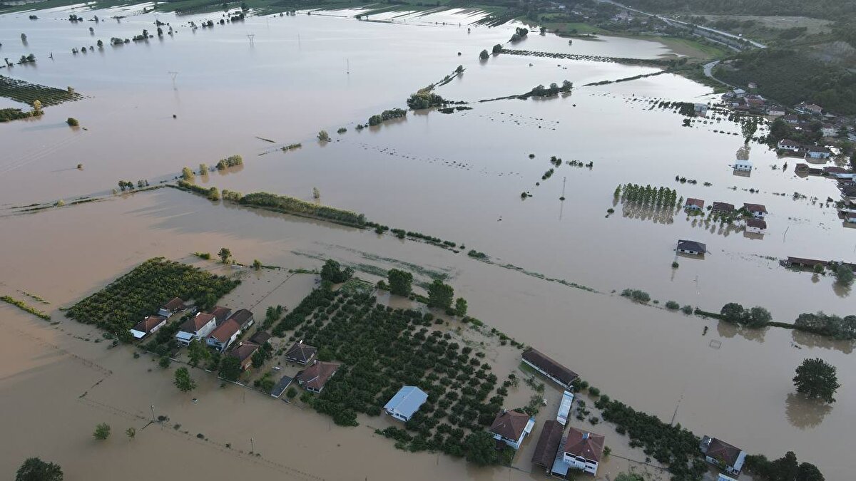 Giresun merkezde de bazı caddelerde sağanak sebebiyle su birikintileri oluştu.<br><br>