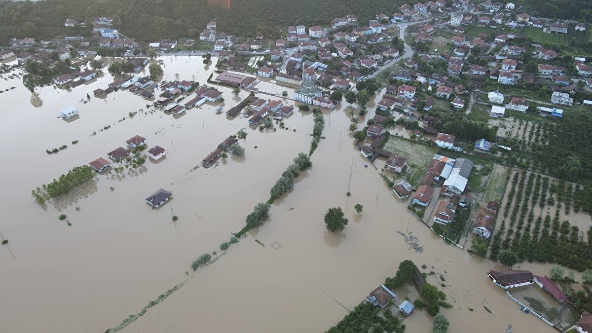 Özellikle sabah saatlerinden itibaren 112 Acil Çağrı Merkezi'ne 158 ihbar yapıldığı bilgisini veren Ünlü, sözlerini şöyle sürdürdü:<br><br>"Bunların 33'ü heyelanla ilgili, 24'ü su baskını, 39 vatandaşımızın mahsur kaldığı ihbarı geldi. Çok şükür hepsini sağ salim kurtardık. En son burada bir amcamızı aldılar, gerçekten bizim yüreğimizi ağzımıza getirdi. Yine Bulancak'ta bir ailemizi arkadaşlarımızı aldılar, oradaki Ordu Büyükşehir Belediyesinin şantiyesine güvenli bir şekilde tahliye ettiler. İl genelinde 39 vatandaşımız mahsur kalmıştı evlerin alt katında, giriş katlarında, iş yerlerinde veya yolda. Hepsini salimen kurtardık."