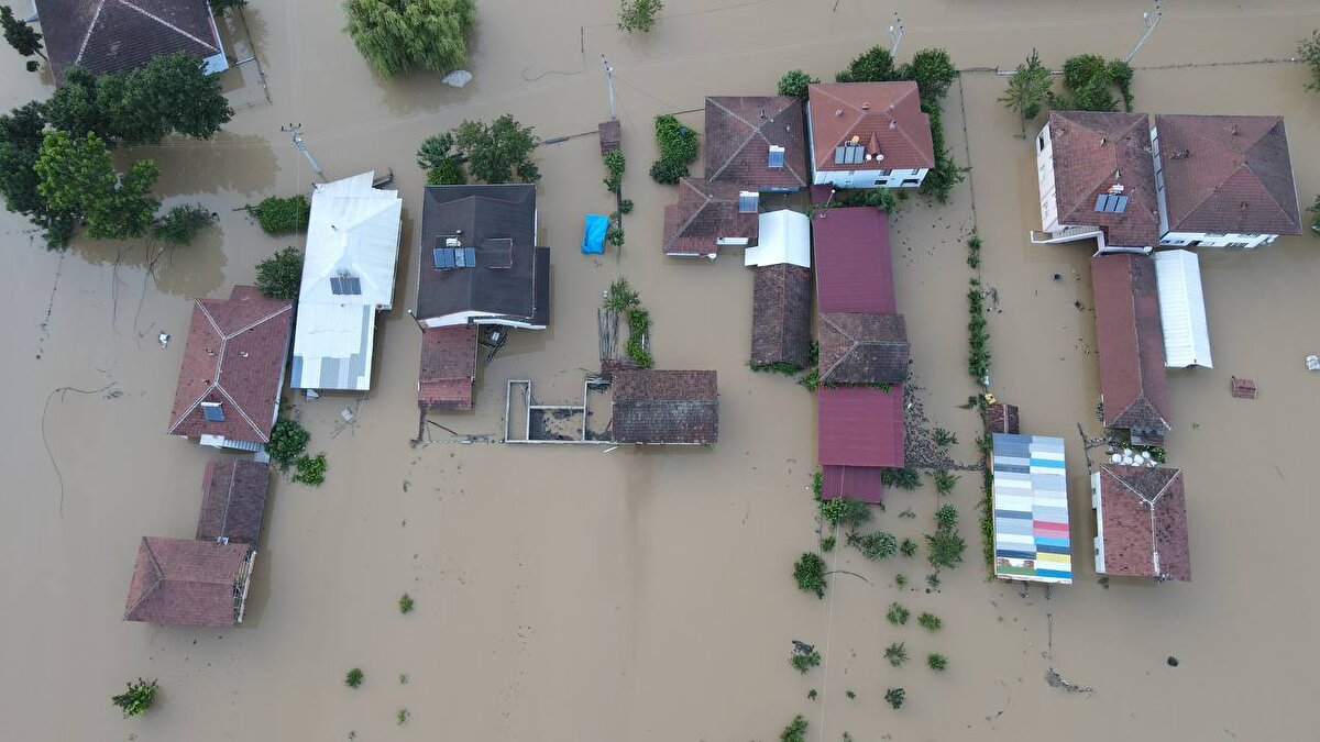 İlçede dükkanlarını su basan esnaf ise suların çekilmesiyle çamurları temizlemeye başladı.<br><br>
