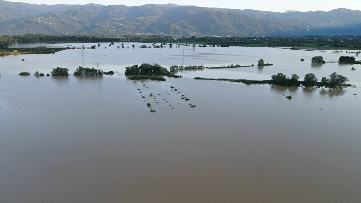 Giresun'un Piraziz ve Yağlıdere ilçelerinde etkili olan şiddetli yağış, dere taşkınına ve su baskınlarına neden oldu.<br><br>