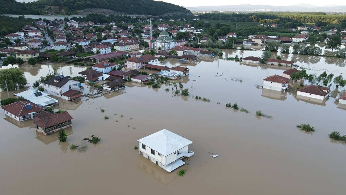 Mahalle sakinleri, ev ve iş yerlerini boşaltmak zorunda kaldı. Polis ve jandarma ekiplerinin güvenlik önlemi aldığı mahallede AFAD, AKUT, DSİ ve Piraziz Belediyesi ekipleri çalışma başlattı.<br><br>
