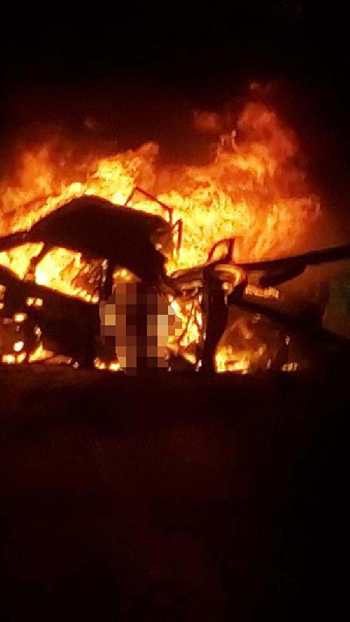 Otomobilin çarptığı Çeliktaş'ın hayatını kaybettiği belirlenirken, itfaiye ekipleri alev topuna dönen otomobile tazyikli suyla müdahale etti. İtfaiye ekiplerinin yangını söndürmesinin ardından kimliği belirsiz sürücü ve yanındaki kişinin cansız bedenine ulaşıldı. Polis ve savcının olay yerindeki incelemesinin ardından cenazeler, morga kaldırıldı.<br><br>