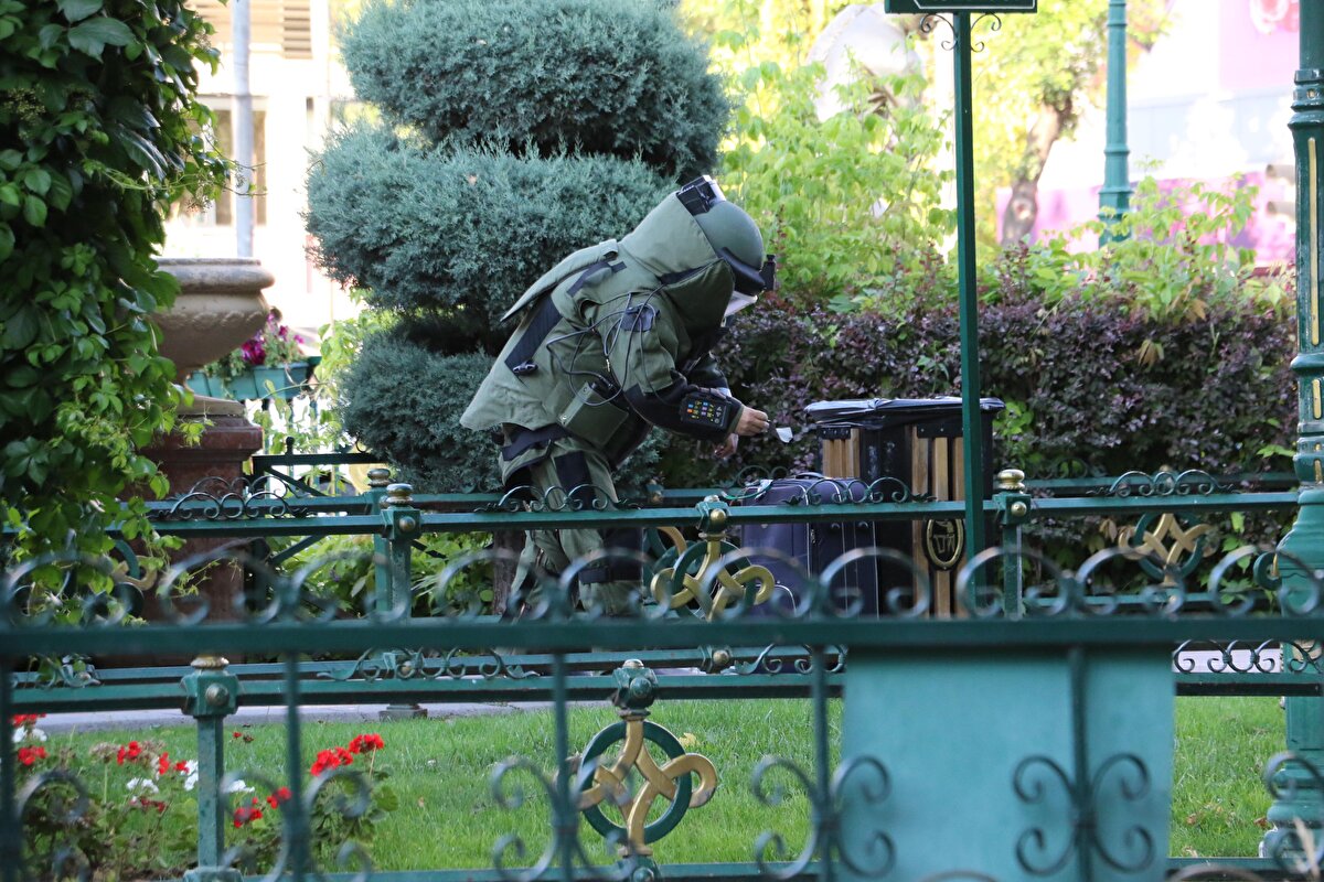 Polis ekiplerince kitaplar ve valiz incelemeye alındı.