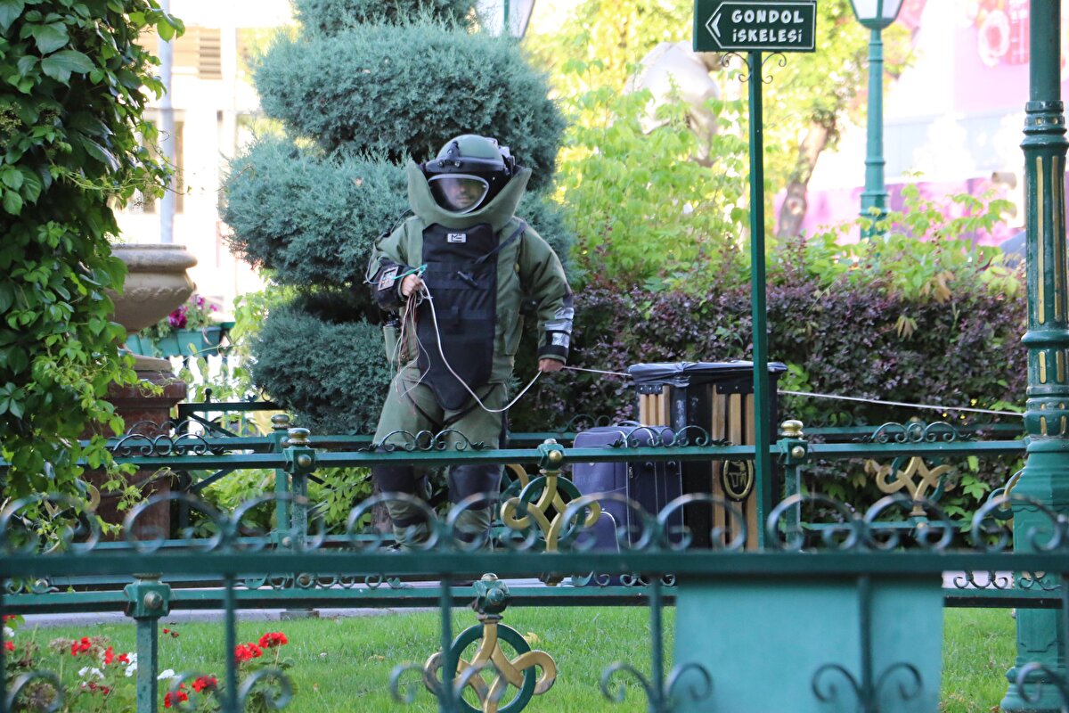 Eskişehir Emniyet Müdürlüğü Terörle Mücadele Şubesi'nde görevli bomba imha uzmanı, özel kıyafetlerini giyerek valizi kontrollü olarak fünye ile patlattı.