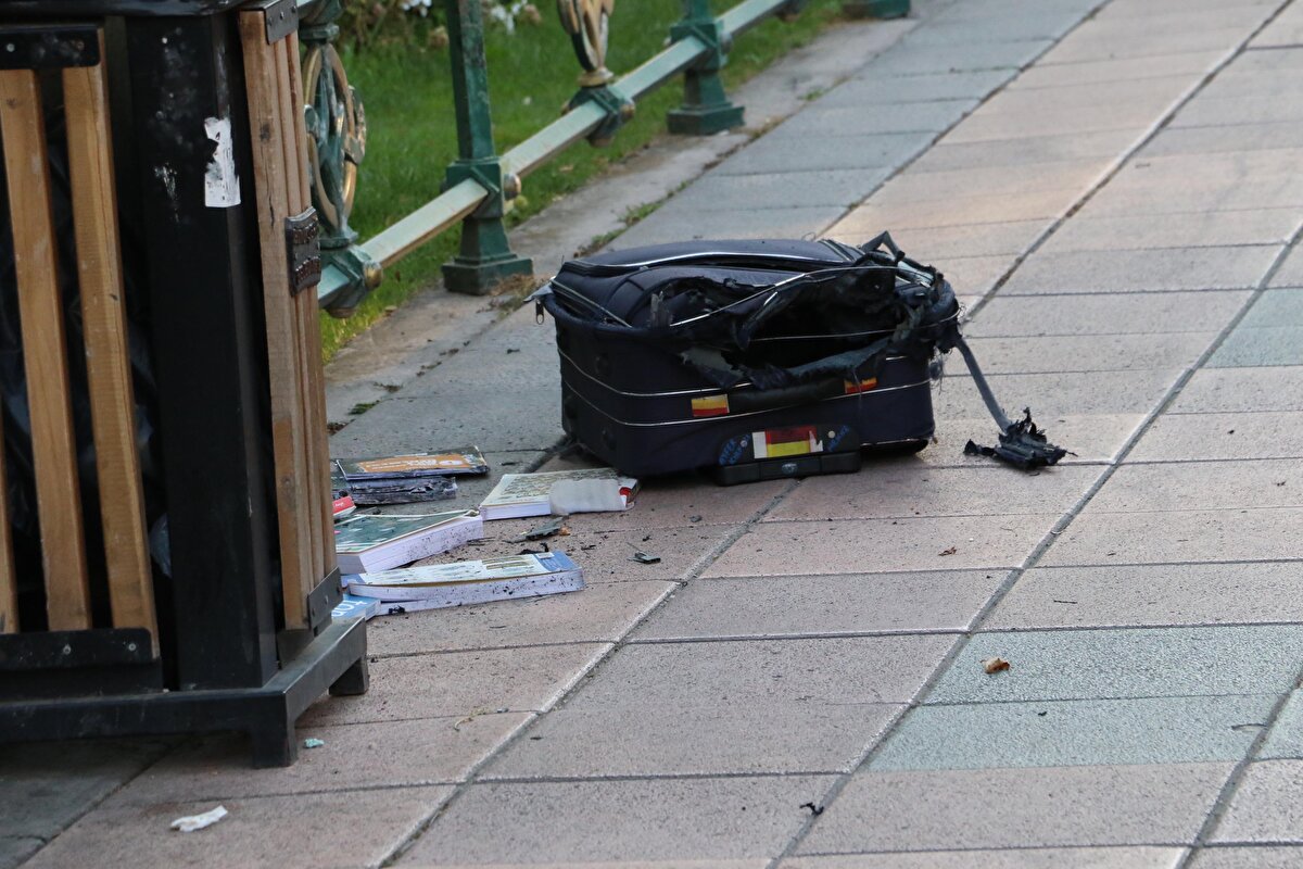 İhbarla bölgeye gelen polis ekipleri valiz çevresine güvenlik şeridi çekerek tedbir aldı.