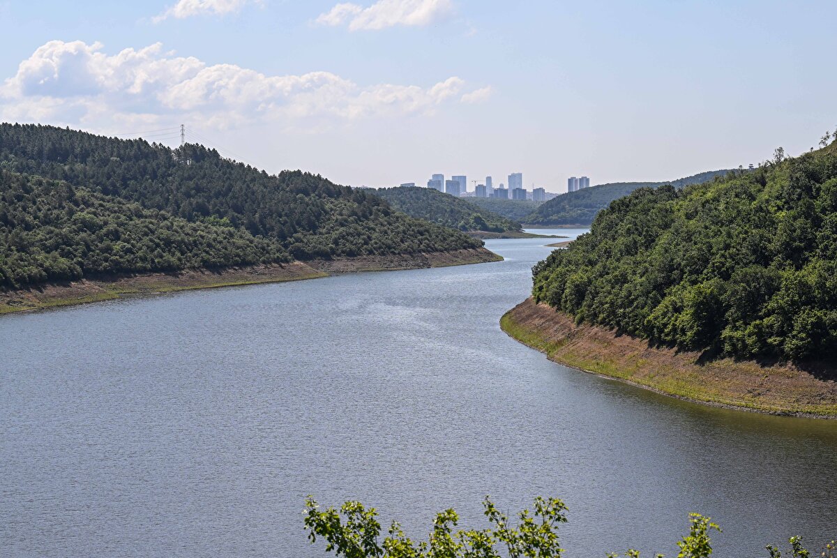 İstanbul Aydın Üniversitesi Dr. Öğretim Üyesi ve meteoroloji mühendisi Güven Özdemir, AA muhabirine yaptığı açıklamada, İstanbul'a su sağlayan barajlardaki doluluk oranını tehlikeli seviyeye indiğini söyledi.<br><br>Bu nedenle tasarruf yapılmasının önemli olduğunu belirten Özdemir, "Hava sıcaklıkları önümüzdeki günlerde daha da artacak. Bu durum barajlardaki suyun buharlaşmasında etkili olacak." dedi.<br><br>Özdemir, İstanbul'a su sağlayan bazı barajların kuruma seviyesine yaklaştığının altını çizerek, şunları kaydetti: <br><br>"İstanbul'a su sağlayan Kazandere ve Papuçdere Barajlarındaki su seviyesindeki düşüş artık o barajlardan su sağlanamayacağını göstermektedir. Bu barajların, bu sene yeteri kadar yağış alamaması bize şiddetli kuraklığı işaret ediyor. Diğer barajlar için tehlike arz etmektedir. Onun için önlem alınmalı, kesinlikle su tasarrufunda bulunulmalıdır."