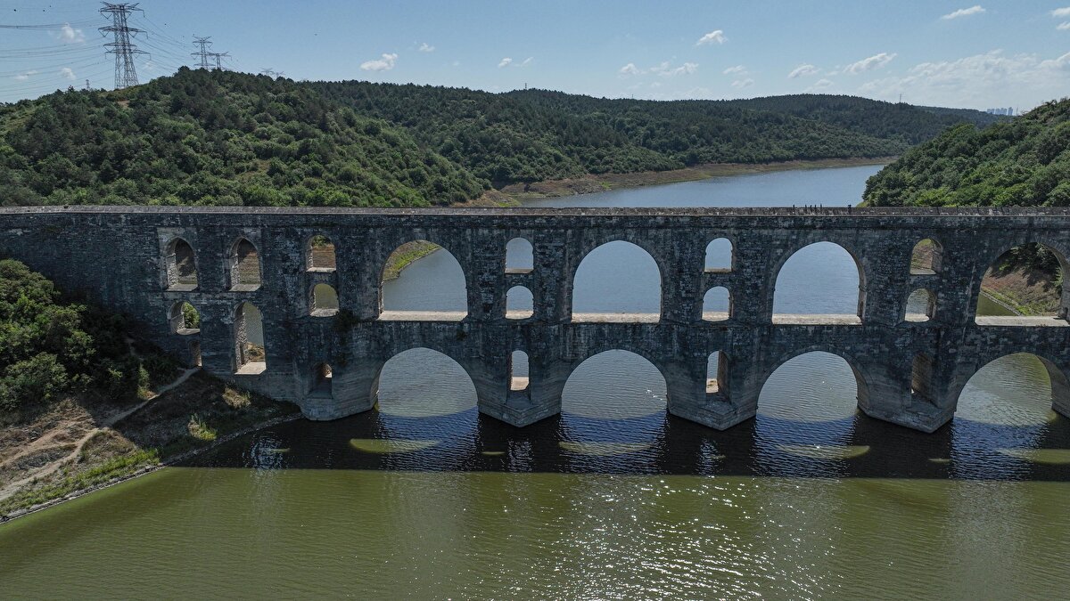 Su doluluk seviyesi en düşük Papuçdere'de<br><br>İstanbul'a su sağlayan barajlar arasında su doluluk seviyesi en düşük Papuçdere oldu. Barajda su doluluk miktarı geçen yıl temmuz ayında yüzde 71,15 iken bu yıl yüzde 4,47 olarak kayıtlara geçti.<br><br>Papuçdere Barajı'ndaki su doluluk miktarı 11 Temmuz baz alındığında son 3 yılın en düşük noktasında olduğu belirlendi. Barajdaki doluluk oranı 2021'de yüzde 33,17, 2022'de yüzde 83,93 ve bugün yüzde 4,47 olarak kaydedildi.<br>