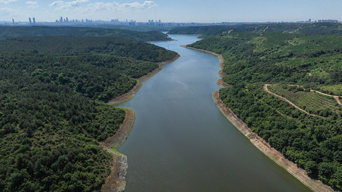 Kazandere'de su doluluk oranı son 11 yılın en düşük seviyesinde<br><br>Kazandere Barajı'nda yağışların azalmasıyla su doluluk oranı oldukça düştü. Barajda geçen yıl temmuz ayında su doluluk miktarı yüzde 77,67 olarak ölçülürken bu yıl temmuz ayında yüzde 6,18 kaydedildi.<br><br>