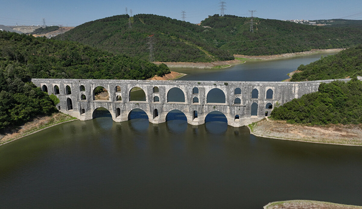 İstanbul'da günlük su tüketimi dün itibarıyla 3 milyon 250 bin metreküp olarak belirlendi.<br><br>Son 9 yılın doluluk oranları<br><br>İSKİ istatistiklerine göre, 11 Temmuz tarihli baraj doluluk oranları 2015'te yüzde 83,37, 2016'da yüzde 68,99, 2017'de yüzde 75,3, 2018'de yüzde 77,26, 2019'da yüzde 74,48, 2020'de yüzde 62,34, 2021'de yüzde 71,94, 2022'de yüzde 71,77 iken bugünkü oran yüzde 42,14 olarak ölçüldü.<br><br>