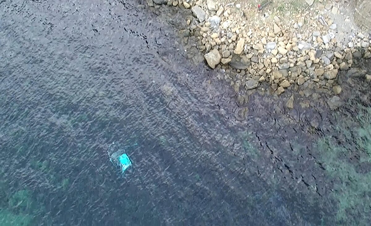 Otomobilini park eden Erek, manzara izlemek için aracından indi. 