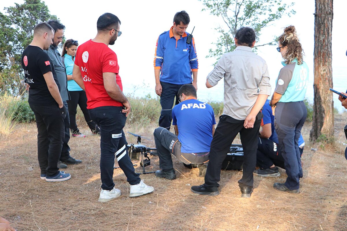 AFAD ve jandarma ekipleri dronla otomobilin yerini belirledi, dalgıçlar tarafından yapılan çalışmada da araçta kimsenin bulunmadığı görüldü. 