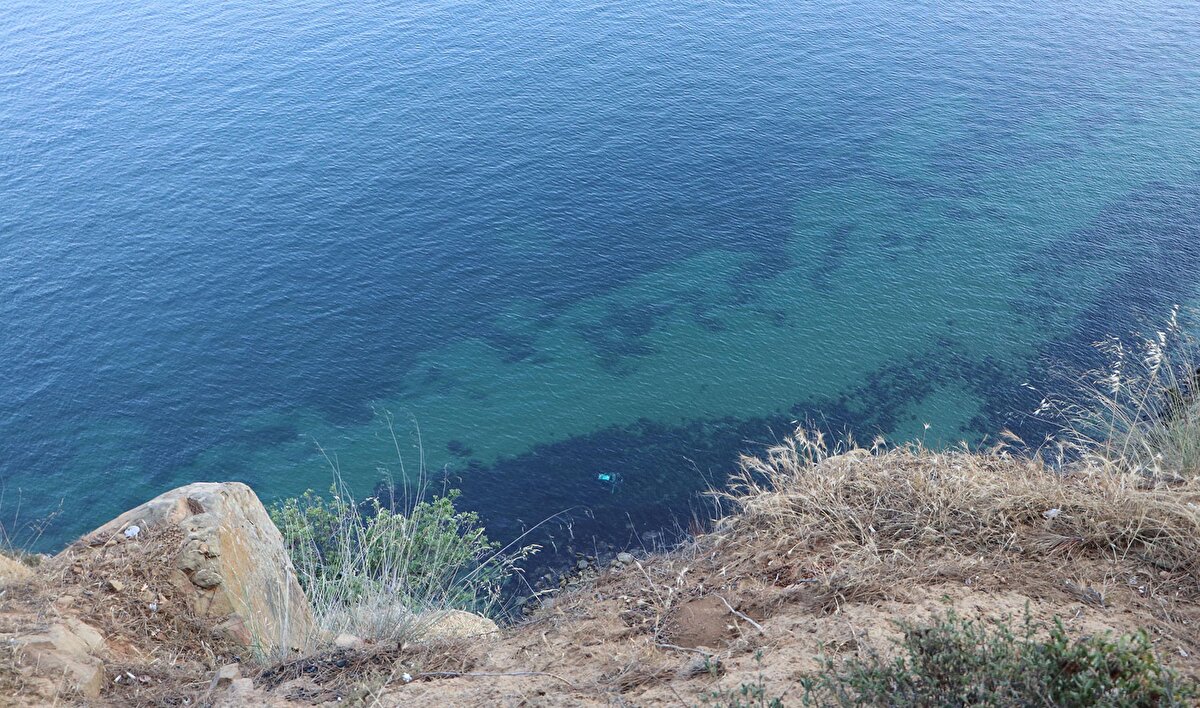 İddiaya göre Erek'in el fenerini çekmeyi unuttuğu otomobili, eğilimli arazide hareket ederek, yaklaşık 150 metre yükseklikten denize düştü. Erek de, daha sona evine gitti.