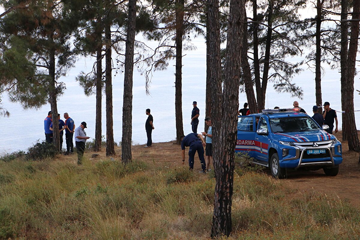 Jandarma ekipleri, denizdeki otomobilin plakasından sahibi Ahmet Erek'e ulaştı. Olay yerine çağırılan Erek, yalnız olarak otomobiliyle bölgeye gelip, otomobilini park ettiğini, indikten bir süre sonra el freninin çekmeyi unuttuğu aracının hareket ederek denize düştüğünü söyledi.