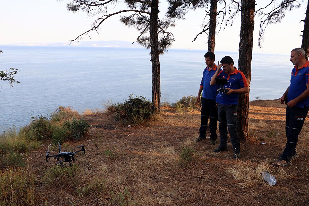 Otomobilin denize uçtuğunu görenlerin durumu 11 Acil Çağrı Merkezi'ne bildirmesi üzerine bölgeye, jandarma, AFAD, UMKE, sağlık, itfaiye, ekipleri ile denizden Sahil Güvenlik Komutanlığı ile deniz polisi ekipleri sevk edildi. 