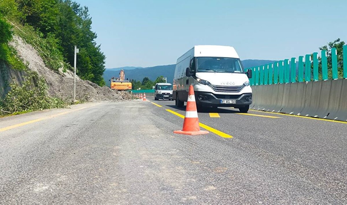 Bir süre trafiğe kapatılan kara yolunun Ankara istikametinde ulaşım, işlemlerin ardından tek şeritten kontrollü olarak verilmeye başlandı.<br>