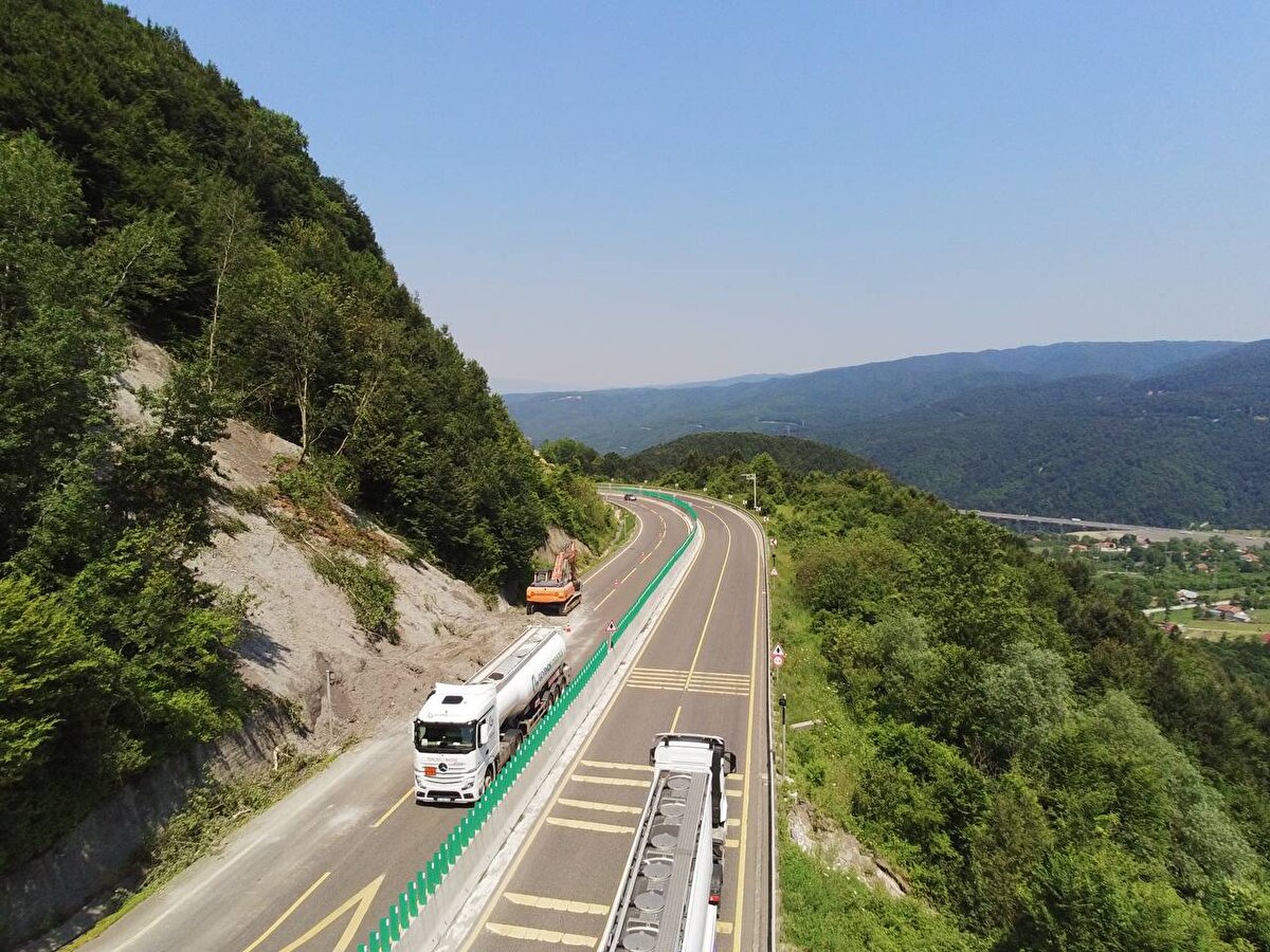 İhbar üzerine bölgeye sevk edilen karayolları ekipleri, yolda güvenlik önlemleri alarak temizlik çalışması başlattı.<br>