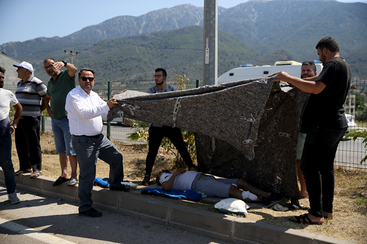 Çevredeki vatandaşlar yaralıları güneşten şemsiye ve battaniyeyle korumaya çalıştı.<br><br>
