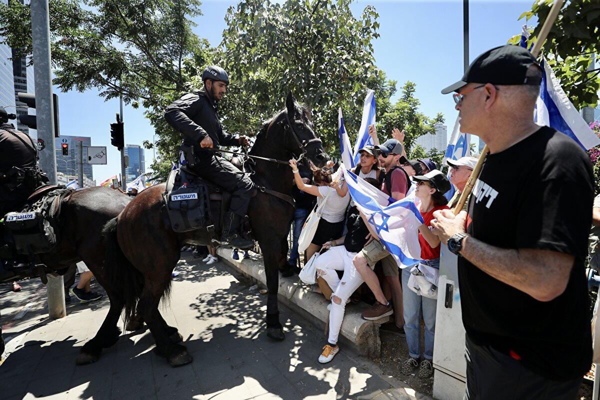 Sabah saatlerinde ise hükümet yanlısı küçük bir grup, Tel Aviv Ben Gurion Havalimanı'na gelerek Netanyahu'nun partisi Likud flamalarıyla gösteri yapmıştı. Polis iki grubun karşılaşmasına izin vermemişti. Çevrede yoğun güvenlik önlemi alan İsrail polisi, göstericilerin toplandığı "gelen yolcular" katındaki alan ve terminal arasına demir bariyerlerle barikat kurmuştu.